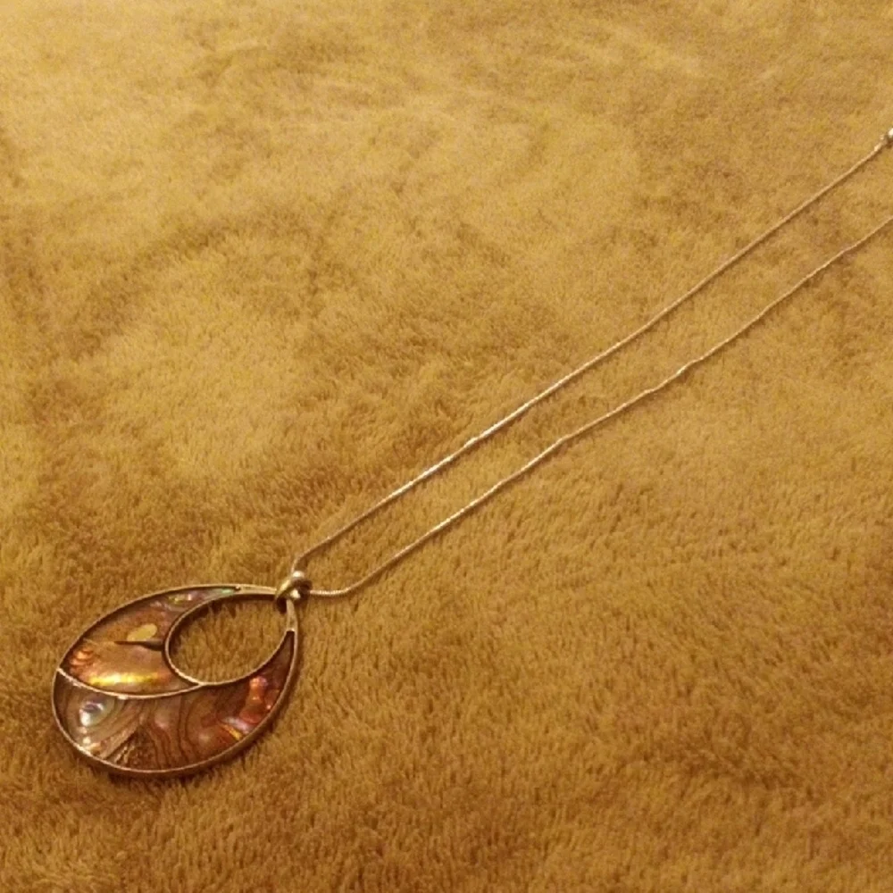 Elegant Silver and Brown Pendant Necklace
